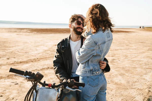 Atractiva Pareja Feliz Joven Abrazando Mientras Apoya Una Moto Playa —  Fotos de Stock