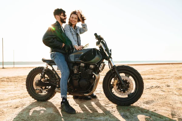 Attraktives Junges Glückliches Paar Umarmt Sich Auf Einem Motorrad Sonnigen — Stockfoto