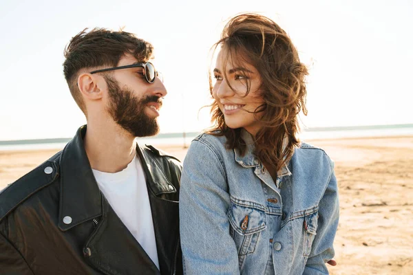 Schönes Junges Reizendes Paar Verbringt Zeit Sonnigen Strand Und Umarmt — Stockfoto