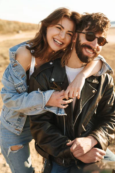 Atractiva Pareja Feliz Joven Abrazando Mientras Apoya Una Moto Playa — Foto de Stock