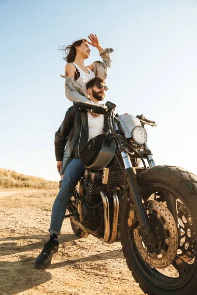 Приваблива Молода Щаслива Пара Схиляючись Мотоциклі Сонячному Пляжі — стокове фото