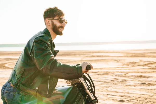 Bello Giovane Barbuto Che Indossa Una Giacca Pelle Seduto Una — Foto Stock