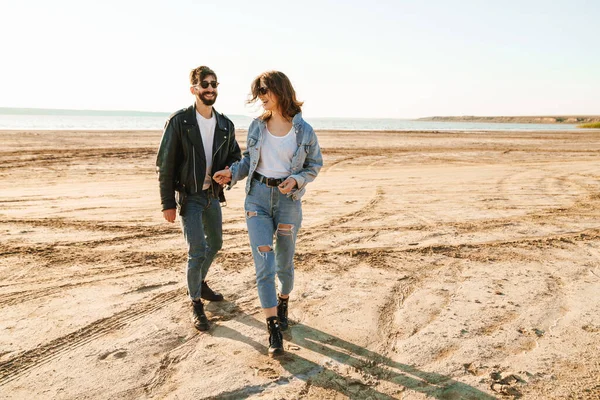 Beau Jeune Couple Charmant Passer Temps Incroyable Plage Ensoleillée Marcher — Photo