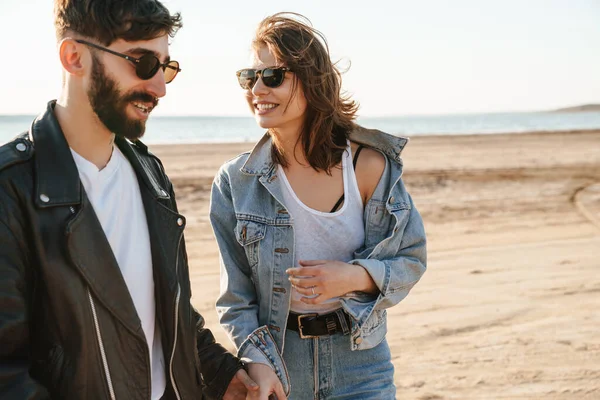 Glückliches Junges Paar Verbringt Lustige Zeit Zusammen Sonnigen Strand Beim — Stockfoto