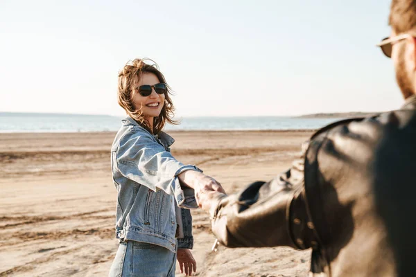 Schönes Junges Reizendes Paar Verbringt Zeit Sonnigen Strand Fuß — Stockfoto