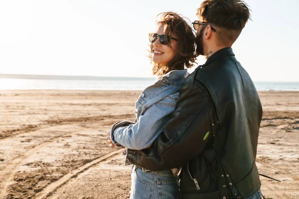 Feliz Pareja Joven Pasar Tiempo Divertido Juntos Playa Soleada Abrazos — Foto de Stock