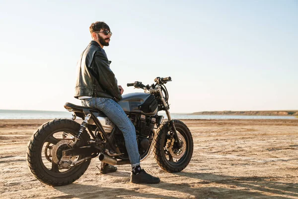 Красивий Молодий Чоловік Шкіряній Куртці Сидить Мотоциклі Сонячному Пляжі — стокове фото