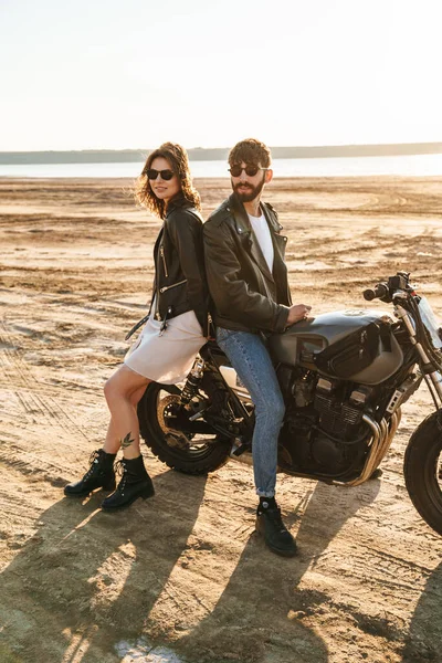Весела Пара Куртках Сидять Мотоциклі Сонячному Пляжі — стокове фото