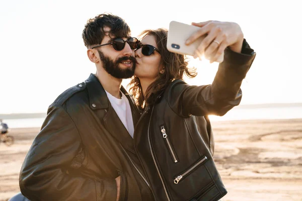 Schönes Junges Reizendes Paar Verbringt Zeit Sonnigen Strand Und Macht — Stockfoto