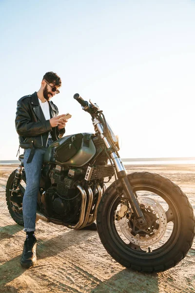 Hombre Barbudo Joven Guapo Con Chaqueta Cuero Sentado Una Moto — Foto de Stock