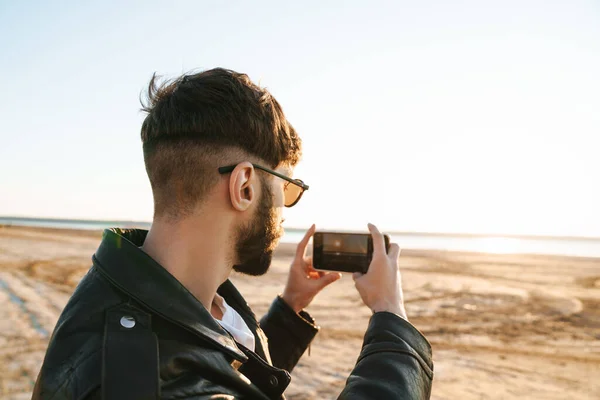 Vista Trasera Hombre Barbudo Joven Con Estilo Tomando Fotos Teléfono — Foto de Stock