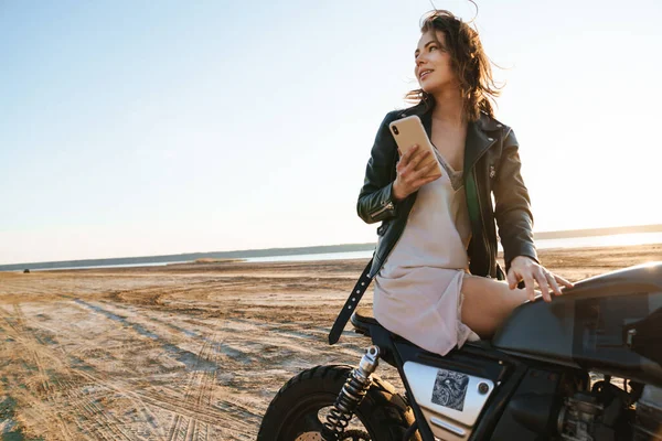 Όμορφη Νεαρή Κοπέλα Φορώντας Δερμάτινο Μπουφάν Κάθεται Μια Μοτοσικλέτα Στην — Φωτογραφία Αρχείου