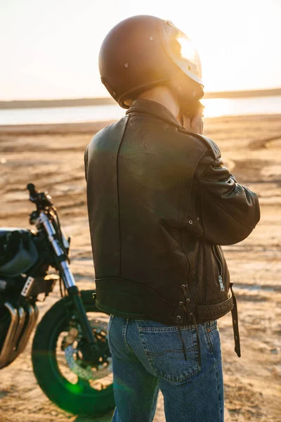 Vista Trasera Joven Con Chaqueta Cuero Casco Pie Cerca Una — Foto de Stock