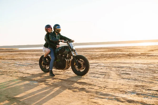 Piękna Młoda Stylowa Para Korzystająca Przejażdżki Motocyklu Plaży — Zdjęcie stockowe