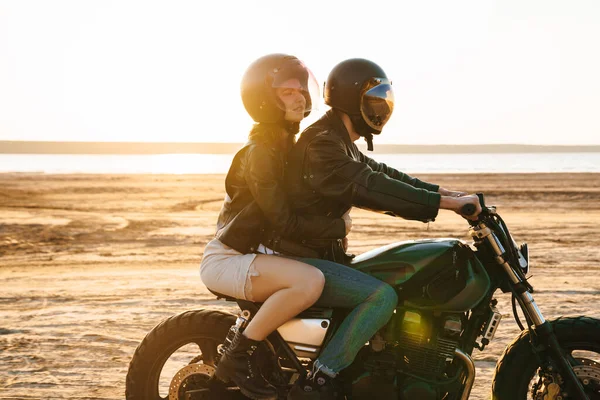 Вид Збоку Красивої Молодої Стильної Пари Насолоджуючись Їздою Мотоциклі Пляжі — стокове фото