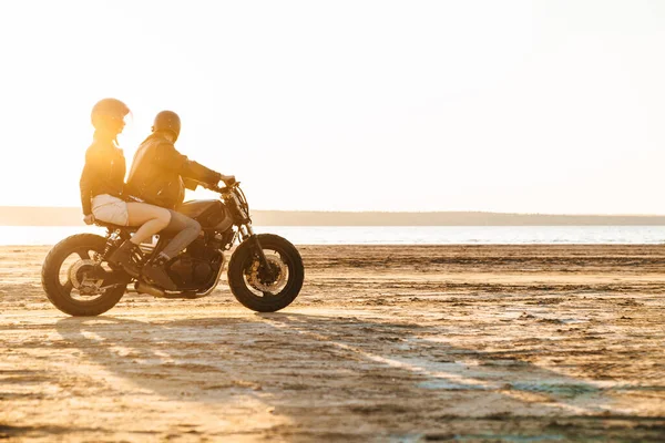 Вид Сбоку Красивой Молодой Стильной Пары Наслаждающейся Поездкой Мотоцикле Пляже — стоковое фото