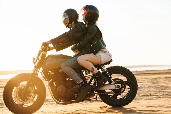 Вид Збоку Красивої Молодої Стильної Пари Насолоджуючись Їздою Мотоциклі Пляжі — стокове фото