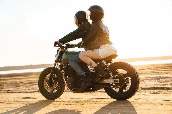 Вид Сбоку Красивой Молодой Стильной Пары Наслаждающейся Поездкой Мотоцикле Пляже — стоковое фото