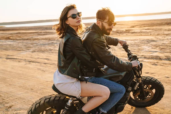 아름다운 남녀가 변에서 오토바이를 즐기고 — 스톡 사진