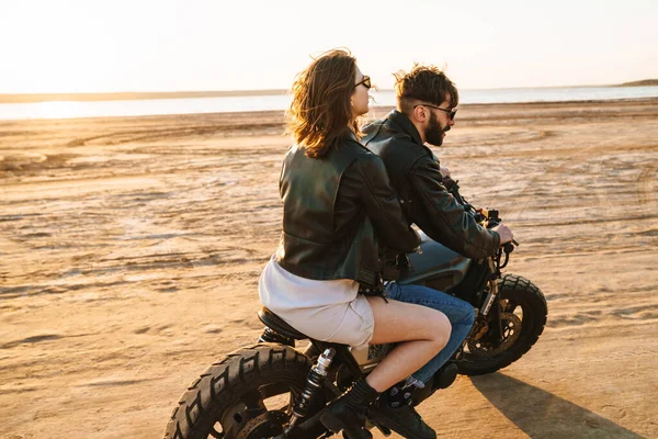 Güzel Genç Şık Bir Çift Plajda Motosiklet Sürerken Eğleniyor — Stok fotoğraf