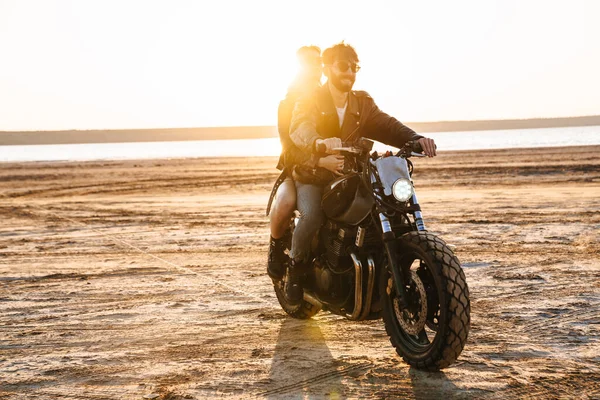 Красива Молода Стильна Пара Насолоджуючись Їздою Мотоциклі Пляжі — стокове фото