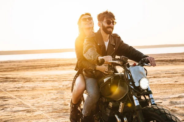 아름다운 남녀가 변에서 오토바이를 즐기고 — 스톡 사진