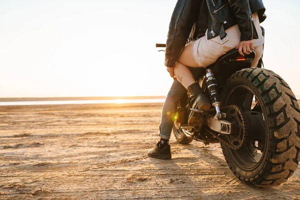 Widok Tyłu Młodej Stylowej Pary Korzystającej Przejażdżki Motocyklu Plaży — Zdjęcie stockowe