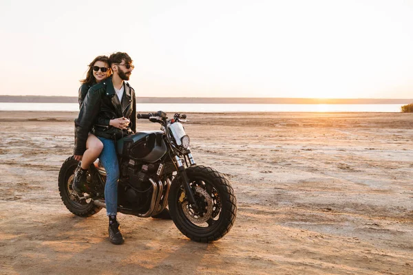 Красива Молода Стильна Пара Насолоджуючись Їздою Мотоциклі Пляжі — стокове фото