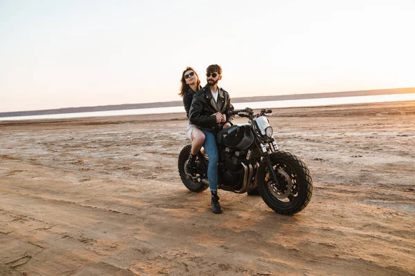 Piękna Młoda Stylowa Para Korzystająca Przejażdżki Motocyklu Plaży — Zdjęcie stockowe