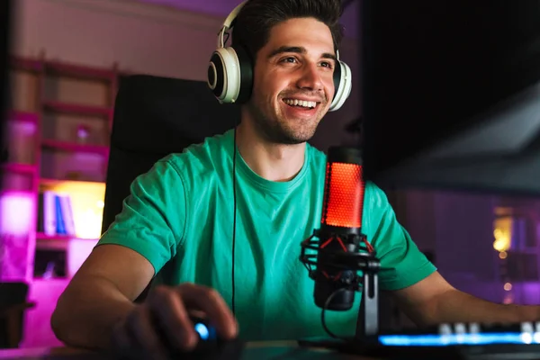 Imagem Homem Caucasiano Feliz Fones Ouvido Jogando Videogame Computador Enquanto — Fotografia de Stock
