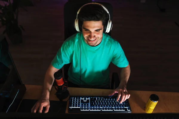 Imagem Homem Caucasiano Feliz Fones Ouvido Jogando Videogame Computador Enquanto — Fotografia de Stock