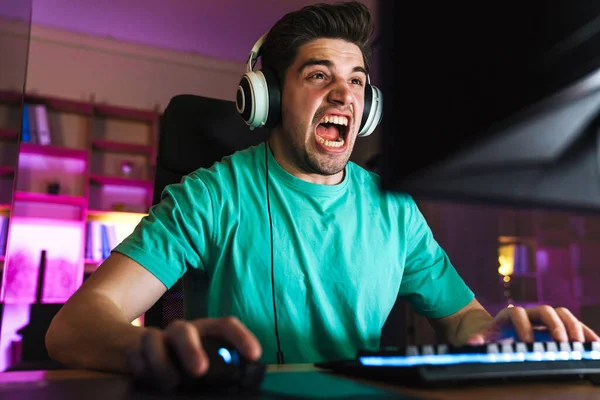 Evde Bilgisayar Oyunu Oynarken Kulaklıkla Bağıran Şok Olmuş Genç Adamın — Stok fotoğraf