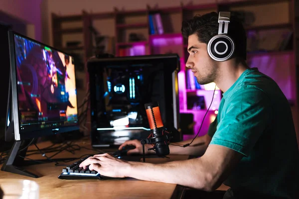 Imagem Homem Focado Caucasiano Fones Ouvido Jogando Videogame Computador Enquanto — Fotografia de Stock