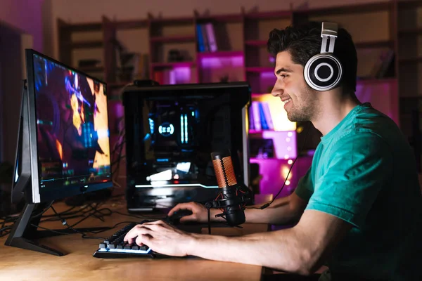 Imagem Homem Caucasiano Feliz Fones Ouvido Jogando Videogame Computador Enquanto — Fotografia de Stock