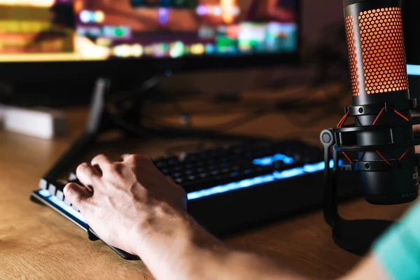 Imagem Recortada Homem Caucasiano Jogando Videogame Computador Com Microfone Enquanto — Fotografia de Stock
