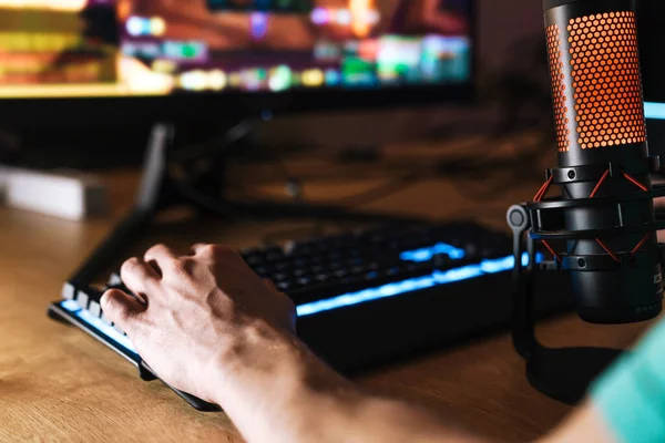 Gehakt Beeld Van Kaukasische Man Spelen Video Game Computer Met — Stockfoto