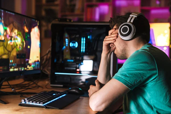 Imagen Joven Infeliz Auriculares Llorando Mientras Juega Videojuego Ordenador Casa —  Fotos de Stock