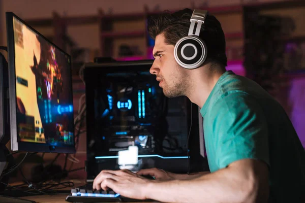 Image Concentrated Young Man Headphones Playing Video Game Computer While — Stock Photo, Image