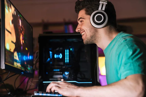 Imagem Homem Caucasiano Feliz Fones Ouvido Jogando Videogame Computador Enquanto — Fotografia de Stock