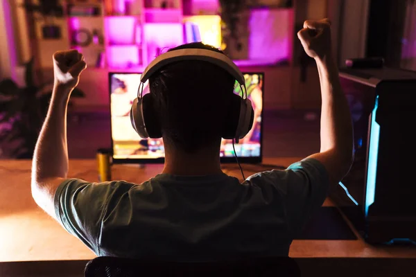 Imagen Del Joven Emocionado Auriculares Haciendo Gesto Ganador Mientras Juega —  Fotos de Stock