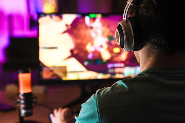 Imagen Del Hombre Enfocado Auriculares Jugando Videojuegos Computadora Mientras Está —  Fotos de Stock