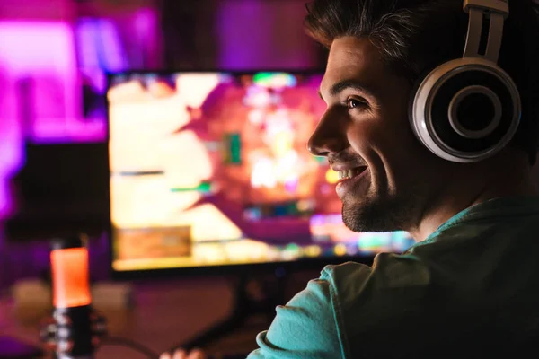 Imagem Homem Caucasiano Feliz Fones Ouvido Jogando Videogame Computador Enquanto — Fotografia de Stock