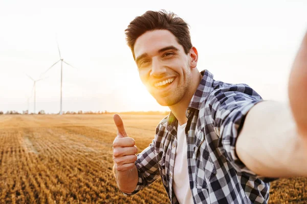 Uomo Felice Scattare Selfie Contro Paesaggio Industriale Con Turbine Eoliche — Foto Stock