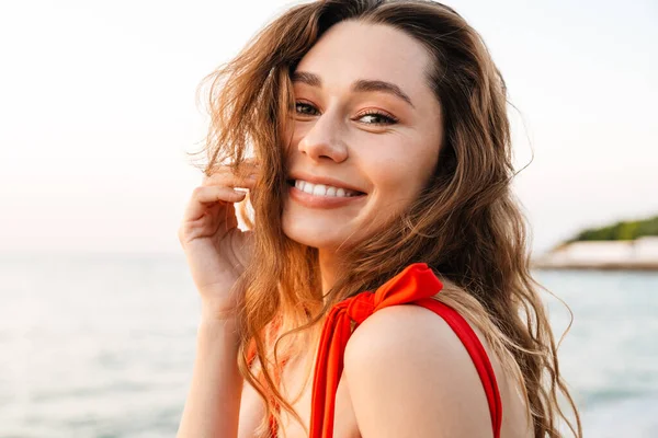 Krásná Usměvavá Mladá Žena Bikinách Pláži Zblizka — Stock fotografie