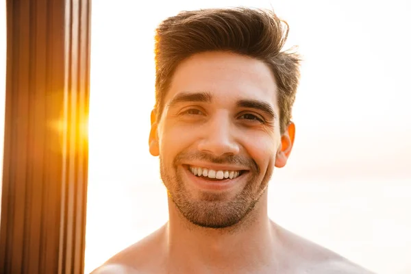 Close Smiling Young Man Beach Background — Stock Photo, Image