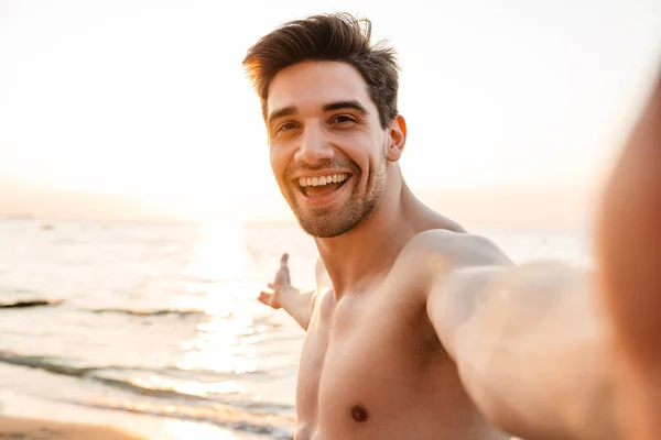 Glücklicher Junger Mann Macht Selfie Strand — Stockfoto