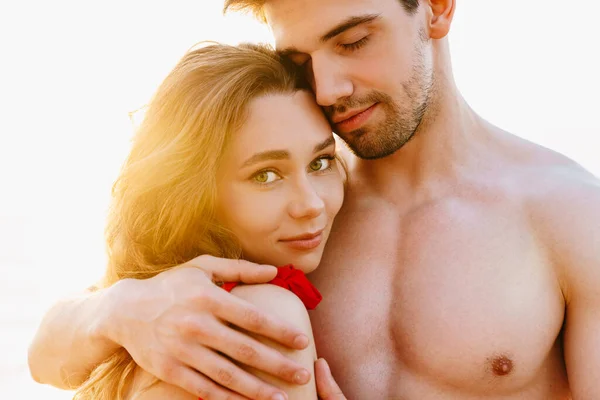 Jovem Casal Feliz Abraçando Praia — Fotografia de Stock