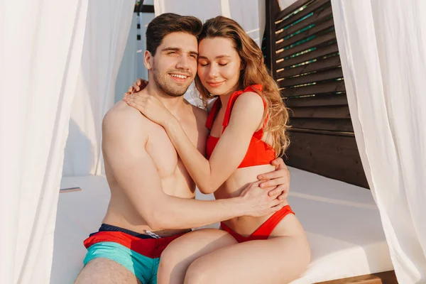 Encantador Jovem Casal Abraçando Cama Sol Praia — Fotografia de Stock