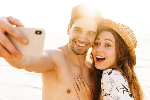 Pareja Feliz Tomando Una Foto Una Playa Durante Las Vacaciones —  Fotos de Stock