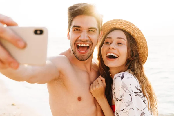 Casal Feliz Tirando Uma Foto Uma Praia Durante Férias — Fotografia de Stock